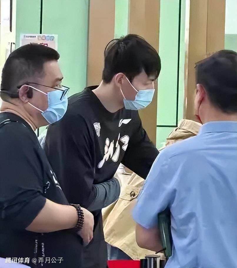 比如，小武给小勇送礼钱的那段，两人坐在堆着香烟盒子的六七平米的屋里，抽着烟，之间来回了十多句对话。